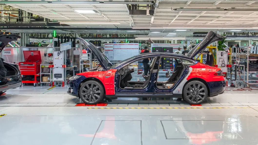 FOR FULLT TIL DET SISTE: Produksjonstakten ved Teslas hovedanlegg i Fremont var svært god frem til den måtte stenge 24. mars og hjalp Tesla til å sette ny rekord for et førstekvartal i et produksjonsår. Foto: Tesla Motor FOR FULLT TIL DET SISTE: Produksjonstakten ved Teslas hovedanlegg i Fremont var svært god frem til den måtte stenge 24. mars og hjalp Tesla til å sette ny rekord for et førstekvartal i et produksjonsår. Foto: Tesla Motor