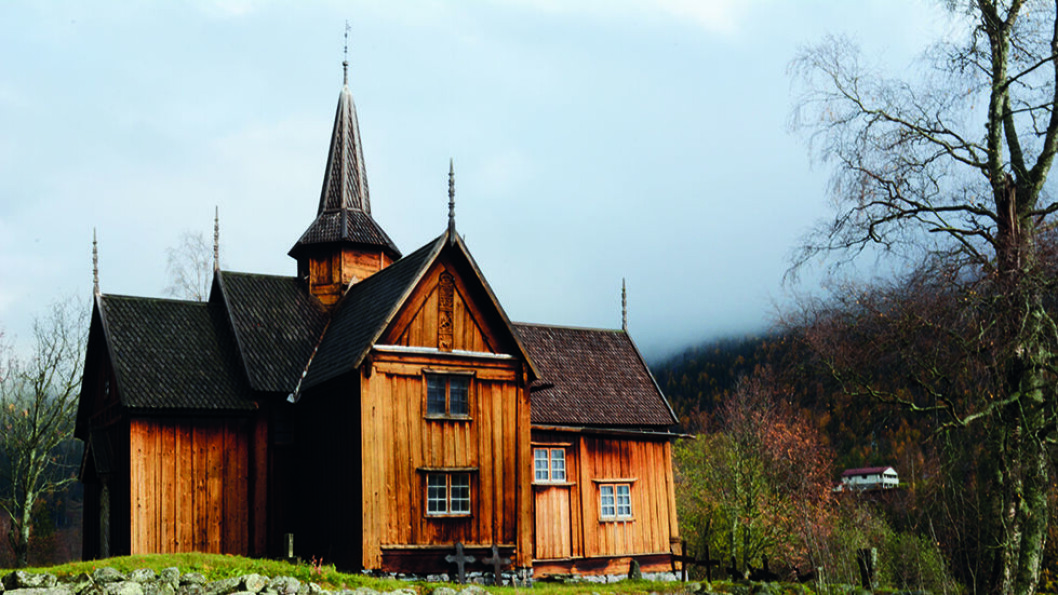 VIKTIG HISTORISK BYGG: Nore stavkirke ble bygd i første halvdel av 1200-tallet, og det opprinnelige kirkeskipet hadde en spesiell form. Det er bygd som et gresk kors. Foto: Per Roger Lauritzen VIKTIG HISTORISK BYGG: Nore stavkirke ble bygd i første halvdel av 1200-tallet, og det opprinnelige kirkeskipet hadde en spesiell form. Det er bygd som et gresk kors. Foto: Per Roger Lauritzen