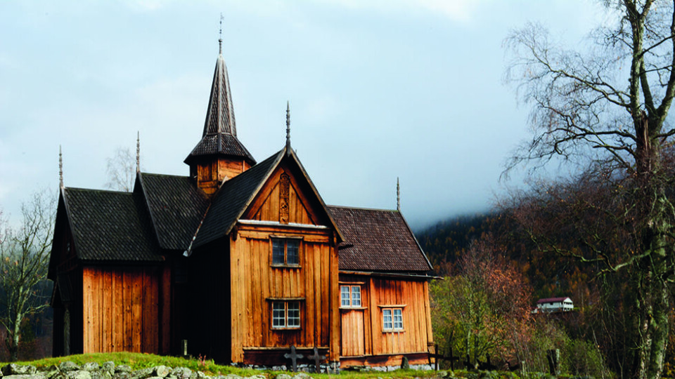 VIKTIG HISTORISK BYGG: Nore stavkirke ble bygd i første halvdel av 1200-tallet, og det opprinnelige kirkeskipet hadde en spesiell form. Det er bygd som et gresk kors. Foto: Per Roger Lauritzen