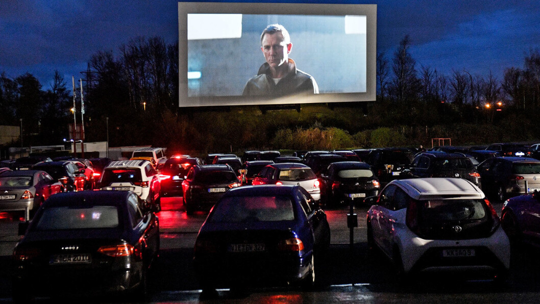 DRIVE-IN: Lillehammer arrangerer drive-in-kino i påsken – ikke utendørs, som på bildet fra Tyskland, men i Håkons hall. I utgangspunktet var arrangøren skeptisk til elbiler på grunn av brannsikkerheten. Men nå har de gjort en ny vurdering. Foto: Martin Meissner, AP / NTB / scanpix DRIVE-IN: Lillehammer arrangerer drive-in-kino i påsken – ikke utendørs, som på bildet fra Tyskland, men i Håkons hall. I utgangspunktet var arrangøren skeptisk til elbiler på grunn av brannsikkerheten. Men nå har de gjort en ny vurdering. Foto: Martin Meissner, AP / NTB / scanpix