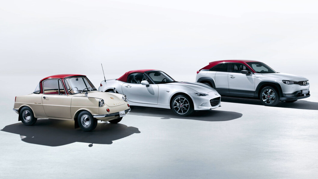 TRIO PÅ TOPP: Noen høydepunkt i Mazda-historien, ved tre av dem – R360 Coupé, sportsbilen MX 5 og elektriske MX-30. Foto: Mazda TRIO PÅ TOPP: Noen høydepunkt i Mazda-historien, ved tre av dem – R360 Coupé, sportsbilen MX 5 og elektriske MX-30. Foto: Mazda