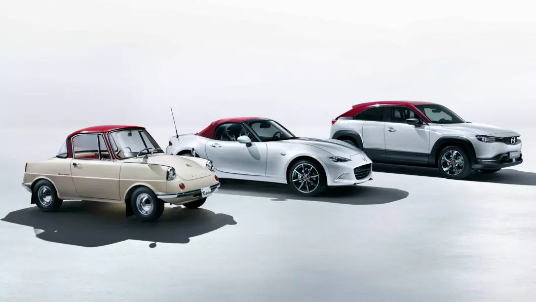 TRIO PÅ TOPP: Noen høydepunkt i Mazda-historien, ved tre av dem – R360 Coupé, sportsbilen MX 5 og elektriske MX-30. Foto: Mazda