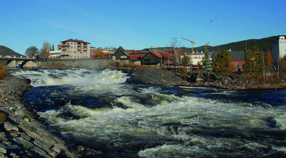 KONGSBERGS NERVE: Midt i Kongsberg danner Numedalslågen, eller bare Lågen som de lokale sier, praktfulle stryk. Foto: Wikimedia