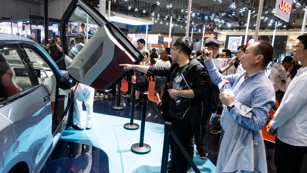 SJEKK DEN KJERRA! Publikum på fjorårets Shanghai-utstilling rundt en konseptutgave av hydrogenbilen Grove. Foto: Peter Raaum SJEKK DEN KJERRA! Publikum på fjorårets Shanghai-utstilling rundt en konseptutgave av hydrogenbilen Grove. Foto: Peter Raaum