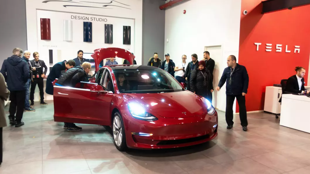 ATTRAKTIV: Model 3 trakk mange kjøpelystne til Teslas showroom i Oslo. Bilmodellen var Norges mest solgte i 2019. Og den er elektrisk… Foto: Peter Raaum