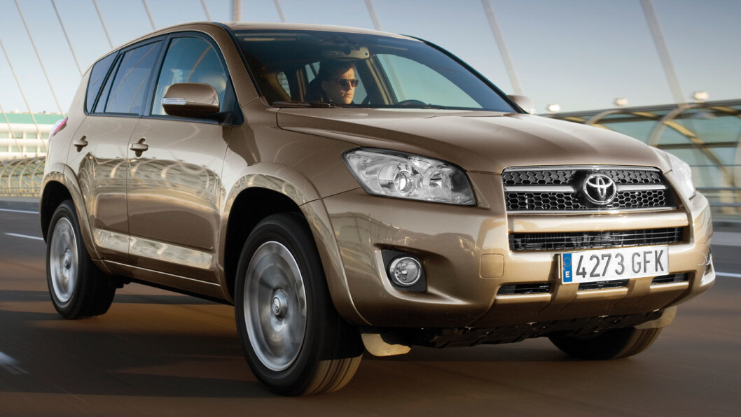 TREDJE GENERASJON: RAV4 vokser nesten en klasse og blir 14,5 centimeter lenger og blir mer fleksibel. Den får også flere motoralternativer, blant annet diesel på 136 eller 177 hester. TREDJE GENERASJON: RAV4 vokser nesten en klasse og blir 14,5 centimeter lenger og blir mer fleksibel. Den får også flere motoralternativer, blant annet diesel på 136 eller 177 hester.