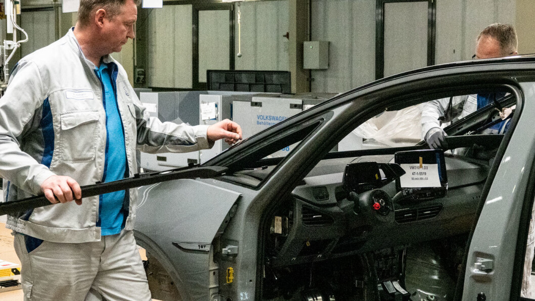 KLAR FOR ARBEID: VW-ansatte på fabrikken i Zwickau – som disse arbeiderne ved produksjonslinjen for ID.3 – vender tilbake på jobb mandag. Foto: Peter Raaum KLAR FOR ARBEID: VW-ansatte på fabrikken i Zwickau – som disse arbeiderne ved produksjonslinjen for ID.3 – vender tilbake på jobb mandag. Foto: Peter Raaum