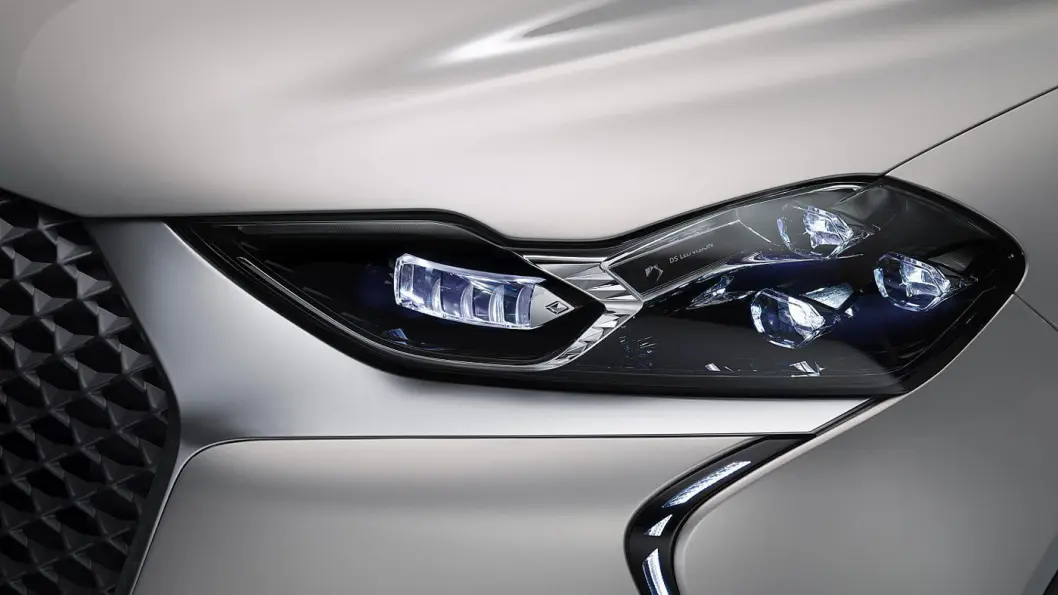 AVANSERT: DS 3 E-TENSE er laget på samme plattform som blant andre Peugeot e-208 og Opel Corsa-e. Nå får den lille elbilen eksklusiv lysteknologi. AVANSERT: DS 3 E-TENSE er laget på samme plattform som blant andre Peugeot e-208 og Opel Corsa-e. Nå får den lille elbilen eksklusiv lysteknologi.