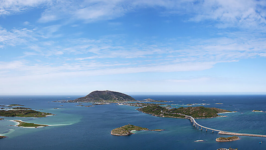 NORDNORSK LANDSKAP: Lange, hvite sandstrender og flott natur, men også gamle handelssteder og havner, gjør omveien til Tromsø via Sommarøy og Hillesøya til en opplevelse. Foto: Marius Fiskum NORDNORSK LANDSKAP: Lange, hvite sandstrender og flott natur, men også gamle handelssteder og havner, gjør omveien til Tromsø via Sommarøy og Hillesøya til en opplevelse. Foto: Marius Fiskum