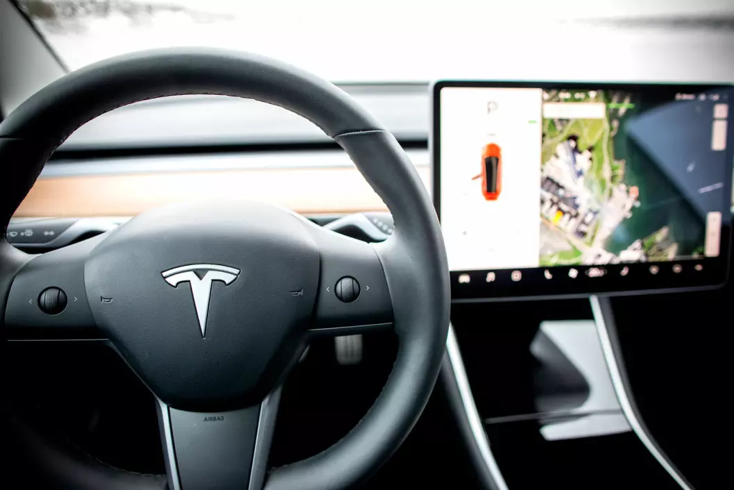 ORDNER OPP: Biler som parkerer selv er ikke noe nytt. Men systemene Tesla nå beskriver tar funksjonaliteten til et nytt og mer avansert nivå. Foto: Tomm W. Christiansen