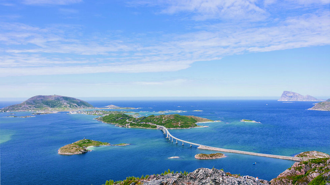 S FOR SOMMARØY: Sommarøy og Hillesøya er knyttet til hverandre og til Kvaløya med bruer. At reiselivet er i positiv utvikling er lett å forstå! Foto: Marius Fiskum S FOR SOMMARØY: Sommarøy og Hillesøya er knyttet til hverandre og til Kvaløya med bruer. At reiselivet er i positiv utvikling er lett å forstå! Foto: Marius Fiskum