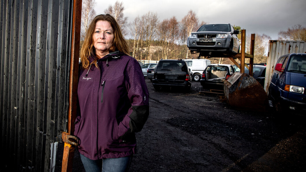 BRUKTBILKJØPER: – Jeg trodde rett og slett ikke det var mulig å selge biler som var satt sammen av to vrak, sier Sigfrid Eiksund, her fotografert ved en lokal bilopphuggerbedrift uten tilknytning til saken. BRUKTBILKJØPER: – Jeg trodde rett og slett ikke det var mulig å selge biler som var satt sammen av to vrak, sier Sigfrid Eiksund, her fotografert ved en lokal bilopphuggerbedrift uten tilknytning til saken.