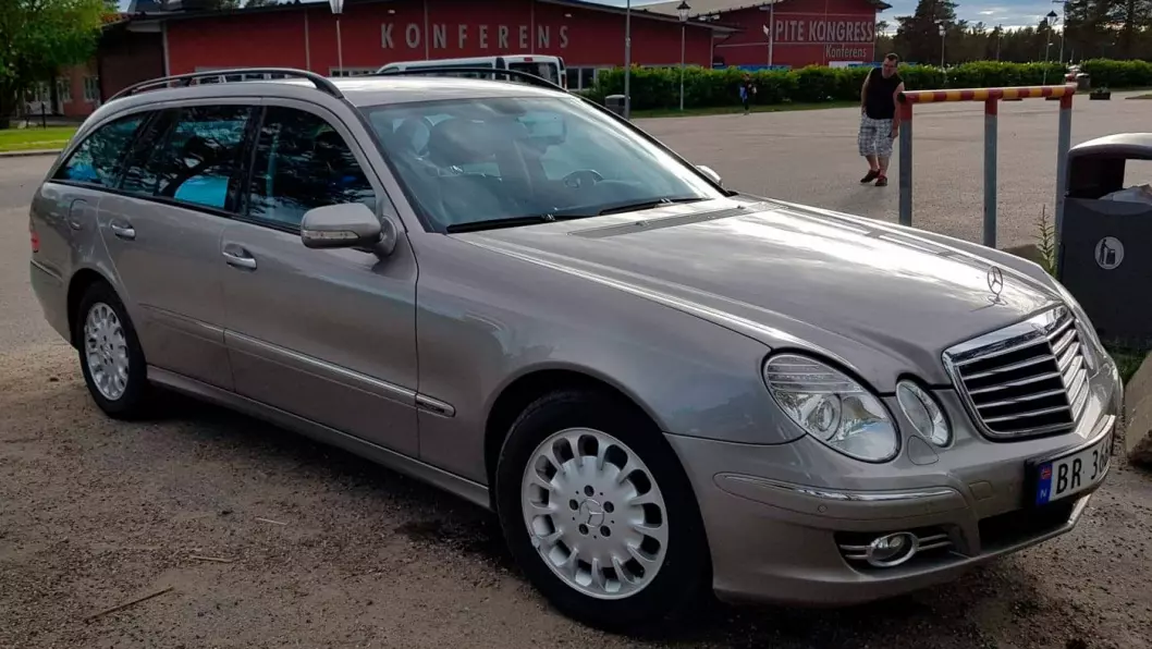 UT PÅ TUR: Mercedesen fotografert på tur i Sverige, før Alf Magne Myhre fikk avslørt historikken.