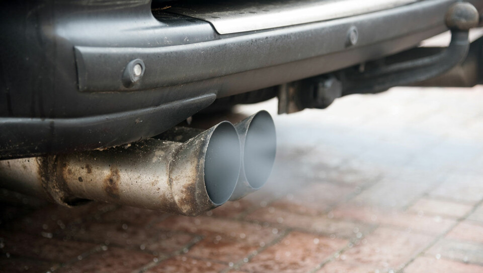 KLARE REGLER: Støy eller avgasser er ikke spesielt hyggelige for andre rundt deg. Dessuten er det ikke lov å la bilen stå unødvendig på tomgang, så husk å skru av motoren. Foto: Colourbox