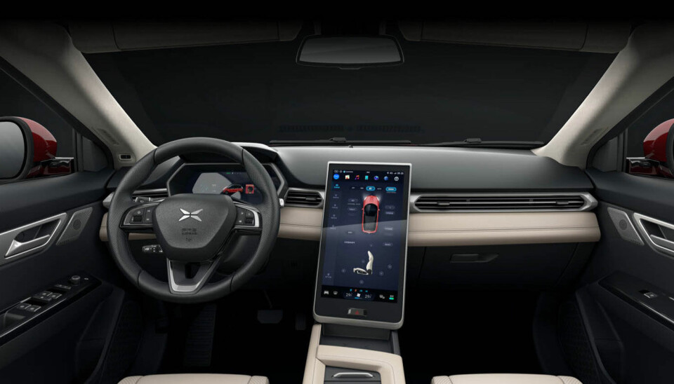 TESLA-KOPI: Interiøret i Xpeng G3 er som en nedskalert versjon av Tesla Model S.