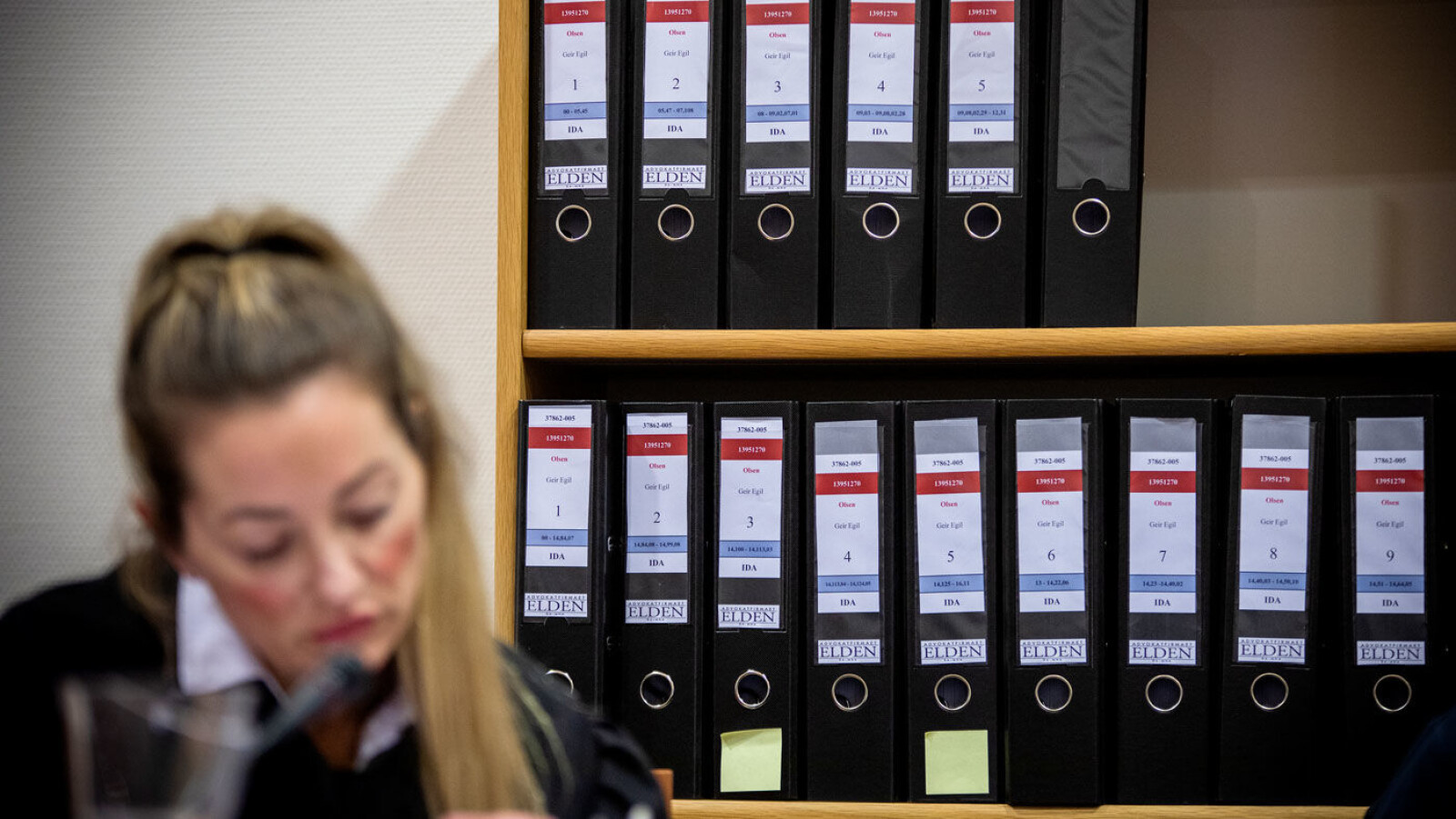 SEES I 2021: Olsens forsvarer Ida Andenæs foran rader med ringpermer fulle av saksdokumenter. Nå har Olsen advokat. Og anket. Så neste år kommer dokumentbunkene tilbake i retten. Foto: Tomm W. Christiansen SEES I 2021: Olsens forsvarer Ida Andenæs foran rader med ringpermer fulle av saksdokumenter. Nå har Olsen advokat. Og anket. Så neste år kommer dokumentbunkene tilbake i retten. Foto: Tomm W. Christiansen