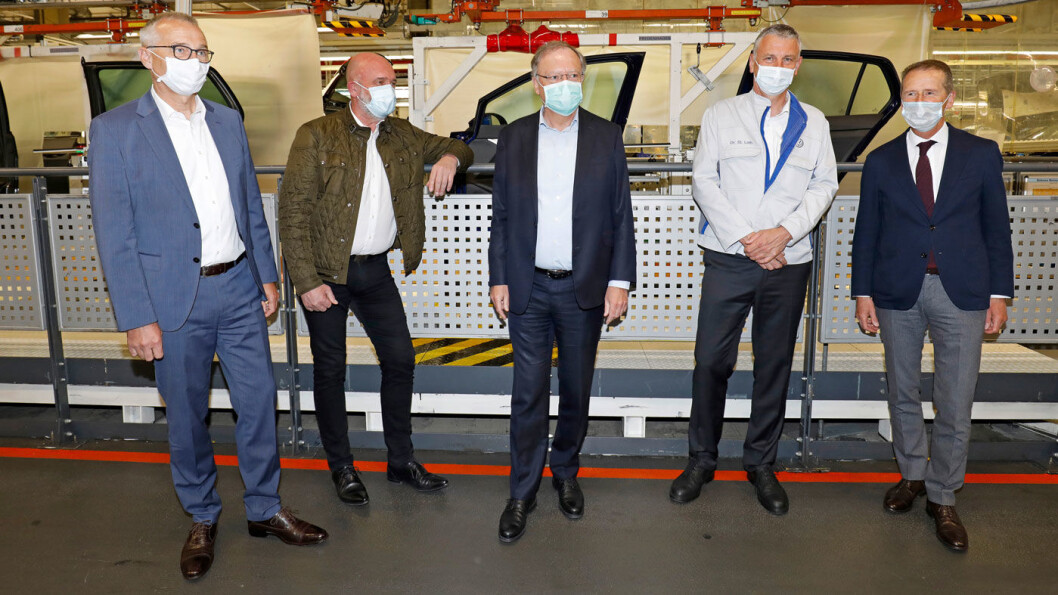 OPPSTART: Volkswagen åpnet mandag sin store elbilfabrikk i Zwickau etter korona-nedstengningen. Konsernsjef Herbert Diess til høyre. Foto: VAG OPPSTART: Volkswagen åpnet mandag sin store elbilfabrikk i Zwickau etter korona-nedstengningen. Konsernsjef Herbert Diess til høyre. Foto: VAG