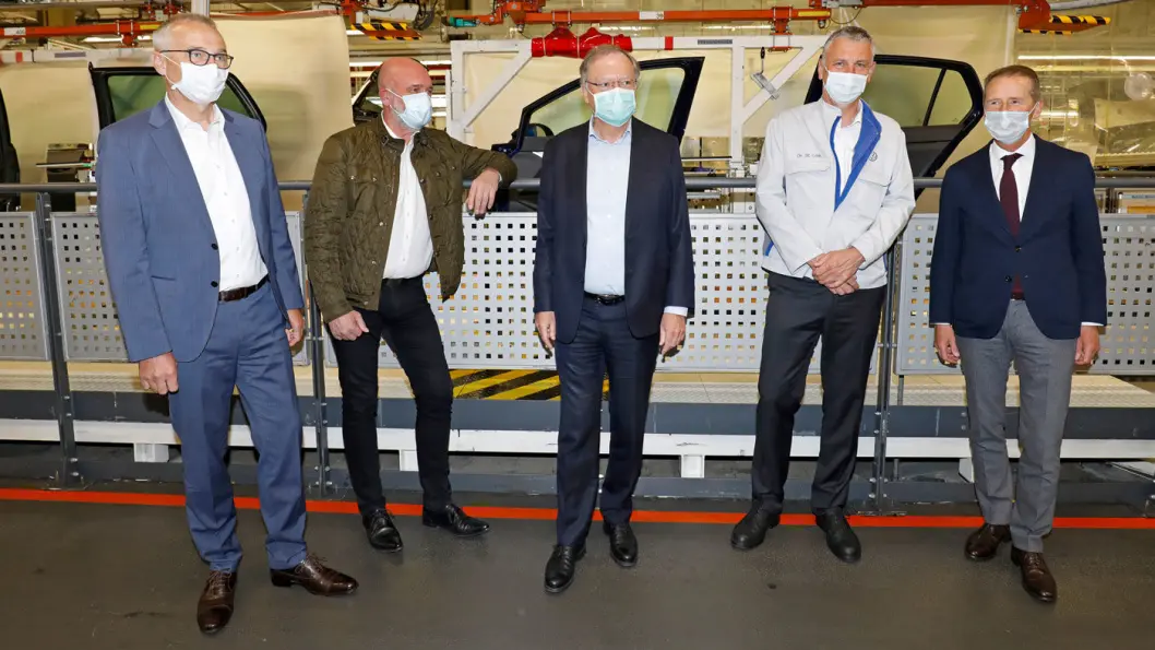 OPPSTART: Volkswagen åpnet mandag sin store elbilfabrikk i Zwickau etter korona-nedstengningen. Konsernsjef Herbert Diess til høyre. Foto: VAG OPPSTART: Volkswagen åpnet mandag sin store elbilfabrikk i Zwickau etter korona-nedstengningen. Konsernsjef Herbert Diess til høyre. Foto: VAG