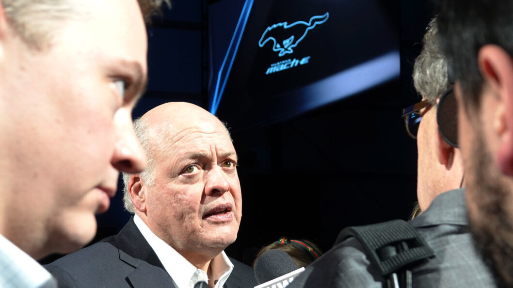 SVETT: Ford-sjef Jim Hackett, her blant journalister under presentasjonen av Mustang Mach-e i Los Angeles i november, har fått bekymringer – både over pengeflyten og produksjonsflyten – etter koronautbruddet. Foto: Peter Raaum SVETT: Ford-sjef Jim Hackett, her blant journalister under presentasjonen av Mustang Mach-e i Los Angeles i november, har fått bekymringer – både over pengeflyten og produksjonsflyten – etter koronautbruddet. Foto: Peter Raaum