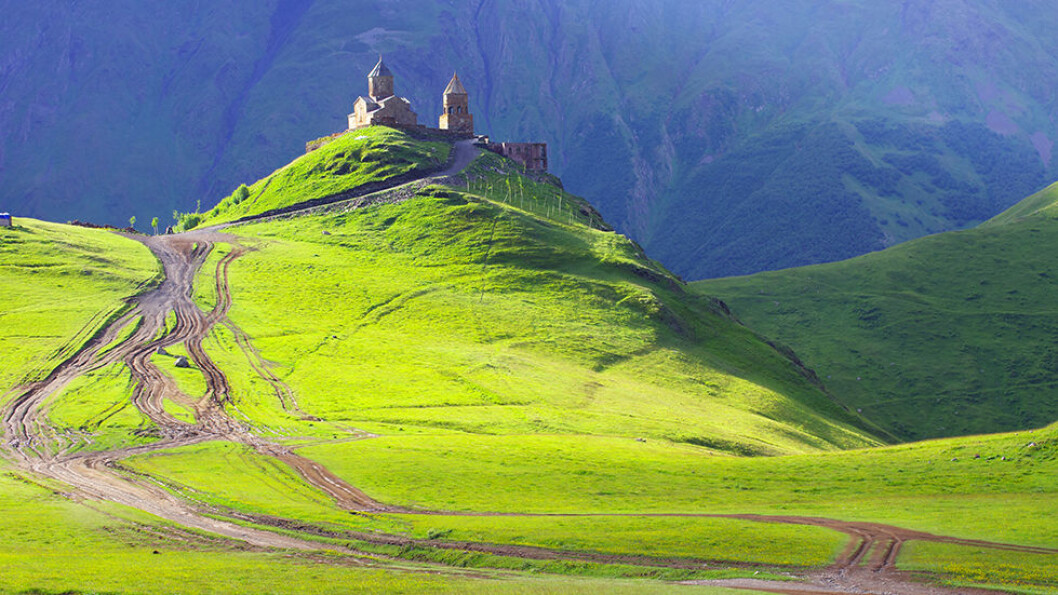 EN NATUROPPLEVELSE: På vei gjennom de majestetiske Kaukasusfjellene til den lille fjellbyen Kazbegi med utsikt mot 5000 meter høye fjell og nasjonalikonet Sameba-kirken. Foto: Shutterstock EN NATUROPPLEVELSE: På vei gjennom de majestetiske Kaukasusfjellene til den lille fjellbyen Kazbegi med utsikt mot 5000 meter høye fjell og nasjonalikonet Sameba-kirken. Foto: Shutterstock