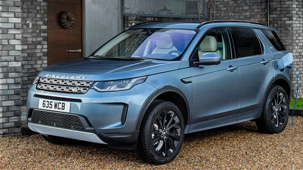 FÅR KONTAKT: Modellrekken til Jaguar Land Rover utvides med ladbare modeller – her Range Rover Evoque med batteri på 15 kWt, oppgitt rekkevidde på 66 km på strøm og teoretisk 32 gram CO2 per km. Foto: Jaguar Land Rover FÅR KONTAKT: Modellrekken til Jaguar Land Rover utvides med ladbare modeller – her Range Rover Evoque med batteri på 15 kWt, oppgitt rekkevidde på 66 km på strøm og teoretisk 32 gram CO2 per km. Foto: Jaguar Land Rover