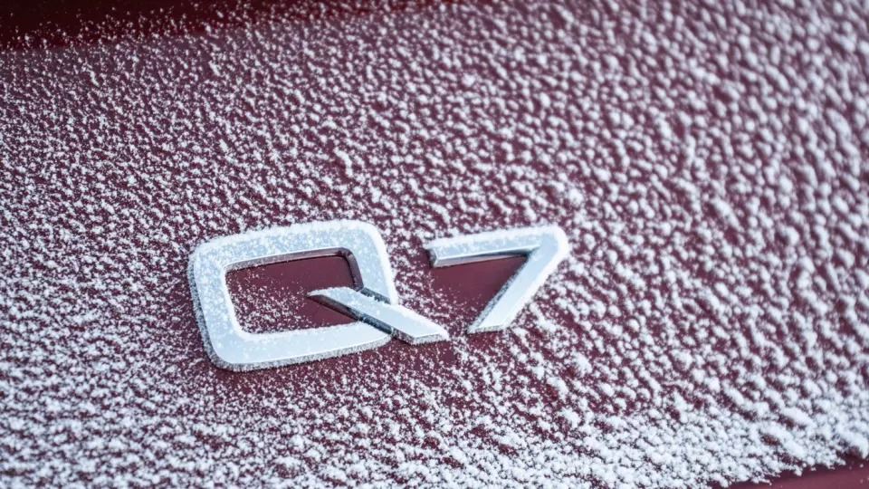 STYRETRØBBEL: Det er ganske mange Audi Q7 på norske veier, millionprisen til tross. Men biler produsert fra 2015 til 2019 kan ha en alvorlig styrefeil. Foto: Audi AG