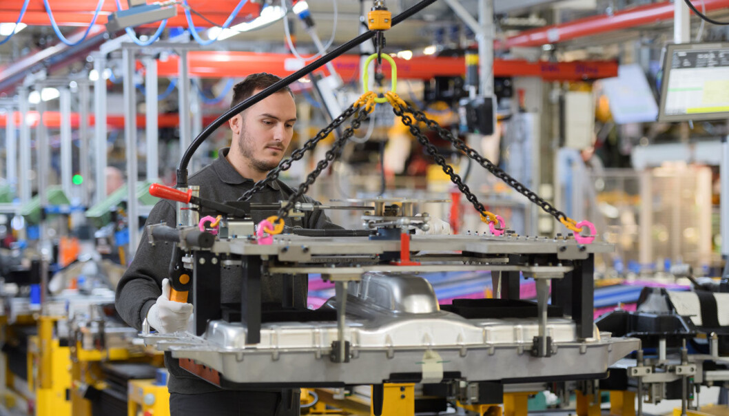 MINDRE Å GJØRE: En arbeider ved Halewood-fabrikken til Land Rover. MINDRE Å GJØRE: En arbeider ved Halewood-fabrikken til Land Rover.