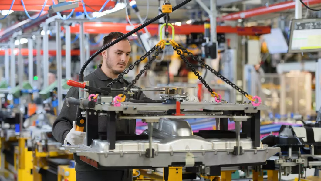 ELEKTRIFISERER PRODUKSJONEN: Ved Halewood-fabrikken til Land Rover er produksjonslinjene blitt tilpasset produksjonen av modeller med batteri og 1500 ansatte har fått opplæring i de nye produksjonsprosessene.