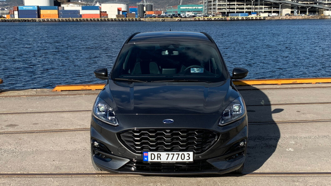 STØYSVAK: Nye Ford Kuga har et behagelig lavt støynivå, selv med store sommerdekk på grov norsk asfalt. Det er ikke tilfeldig. Foto: Knut Moberg STØYSVAK: Nye Ford Kuga har et behagelig lavt støynivå, selv med store sommerdekk på grov norsk asfalt. Det er ikke tilfeldig. Foto: Knut Moberg