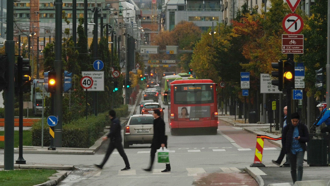 DELE ELLER KOLLEKTIV? – Delemobilitet er bærekraftig hvis det fører til at færre eier bil, men kollektivtransport har det klart største potensialet for persontransporten i bysammenheng, sier samfunnsgeograf Per Gunnar Røe. Foto: Jon Terje Hellgren Hansen DELE ELLER KOLLEKTIV? – Delemobilitet er bærekraftig hvis det fører til at færre eier bil, men kollektivtransport har det klart største potensialet for persontransporten i bysammenheng, sier samfunnsgeograf Per Gunnar Røe. Foto: Jon Terje Hellgren Hansen