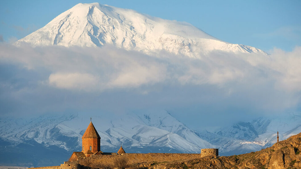 NOAHS ARK: Fjellet Ararat har bibelsk betydning. Det var her Noah skal ha bygd arken. Klosteret Khor Virap har vært påbygd i flere omganger, men har røtter helt tilbake til år 642. Foto: Shutterstock NOAHS ARK: Fjellet Ararat har bibelsk betydning. Det var her Noah skal ha bygd arken. Klosteret Khor Virap har vært påbygd i flere omganger, men har røtter helt tilbake til år 642. Foto: Shutterstock