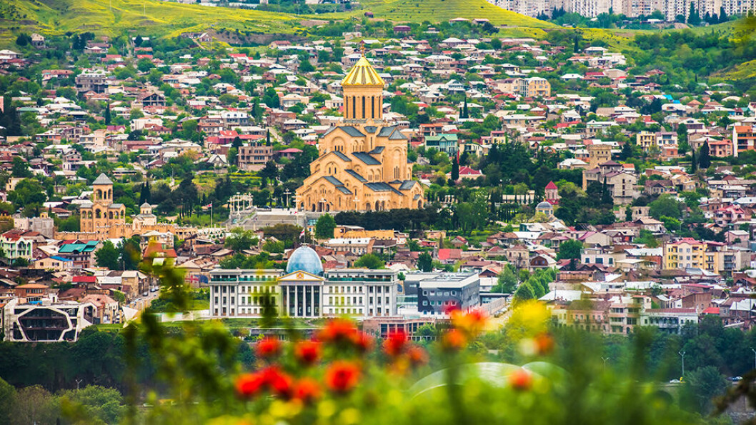 GEORGIAS HOVEDSTAD: Tbilisi har vært en viktig handelsrute mellom øst og vest, og historien reflekteres i bebyggelsen som er en blanding av middelaldersk, neoklassisistisk og sovjetisk arkitektur. Foto: Shutterstock GEORGIAS HOVEDSTAD: Tbilisi har vært en viktig handelsrute mellom øst og vest, og historien reflekteres i bebyggelsen som er en blanding av middelaldersk, neoklassisistisk og sovjetisk arkitektur. Foto: Shutterstock