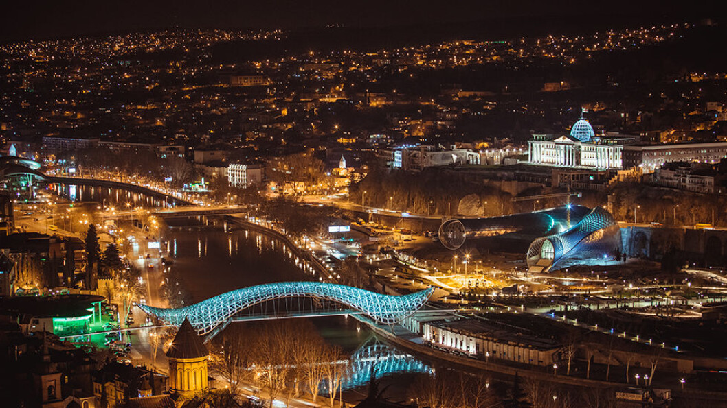 FREDSBROEN: Tbilisi er også en moderne by, og LED-belysningen på den nye Fredsbroen over elva lyser opp i kveldsmørket. Foto: Shutterstock FREDSBROEN: Tbilisi er også en moderne by, og LED-belysningen på den nye Fredsbroen over elva lyser opp i kveldsmørket. Foto: Shutterstock 