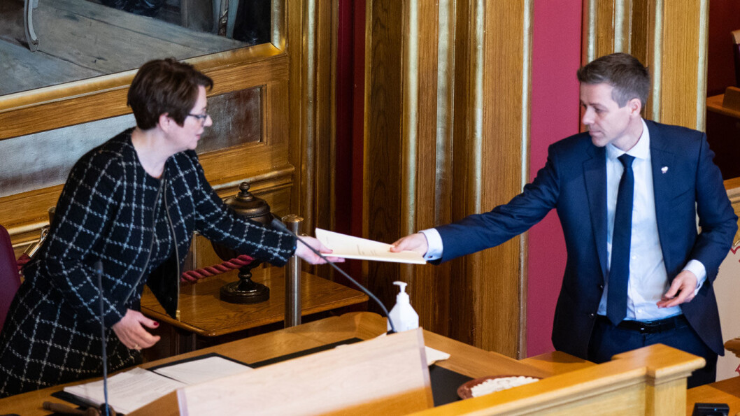BELØNNER: Samferdselsminister Knut Arild Hareide deler ut belønningsmidler til storbyene. På bildet er det stortingspresident Tone Wilhelmsen Trøen som 19. mars får overrakt forslaget til koronalov fra Hareide på vegne av regjeringen. Foto: Stortinget BELØNNER: Samferdselsminister Knut Arild Hareide deler ut belønningsmidler til storbyene. På bildet er det stortingspresident Tone Wilhelmsen Trøen som 19. mars får overrakt forslaget til koronalov fra Hareide på vegne av regjeringen. Foto: Stortinget
