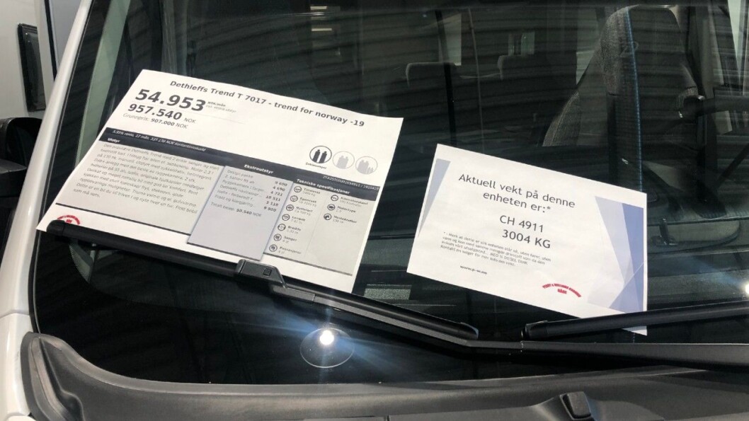 VEKT-INFO: Når bobilene er veid legges det informasjon om vekten på frontruten, slik som her. Foto: Perry & Williams Caravan VEKT-INFO: Når bobilene er veid legges det informasjon om vekten på frontruten, slik som her. Foto: Perry & Williams Caravan