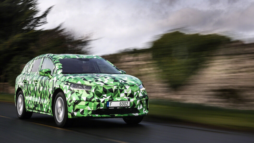 SNART KLAR: Foreløpig får vi kun se Skoda Enyaq i maskert utgave, men den kommer på norske veier mot slutten av året. Men det er lett å se at dette er en stor og praktisk SUV. SNART KLAR: Foreløpig får vi kun se Skoda Enyaq i maskert utgave, men den kommer på norske veier mot slutten av året. Men det er lett å se at dette er en stor og praktisk SUV.