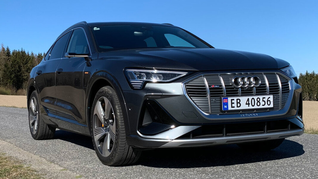 LIGGER LAVT: Designgrepene Audis designere har tatt er svært effektive. Visuelt mener vi e-tron Sportback, med sin betydelig mer dynamiske linjeføring enn vanlige e-tron, fremstår som en bil som står på egne (sic!) hjul. Foto: Knut Moberg LIGGER LAVT: Designgrepene Audis designere har tatt er svært effektive. Visuelt mener vi e-tron Sportback, med sin betydelig mer dynamiske linjeføring enn vanlige e-tron, fremstår som en bil som står på egne (sic!) hjul. Foto: Knut Moberg