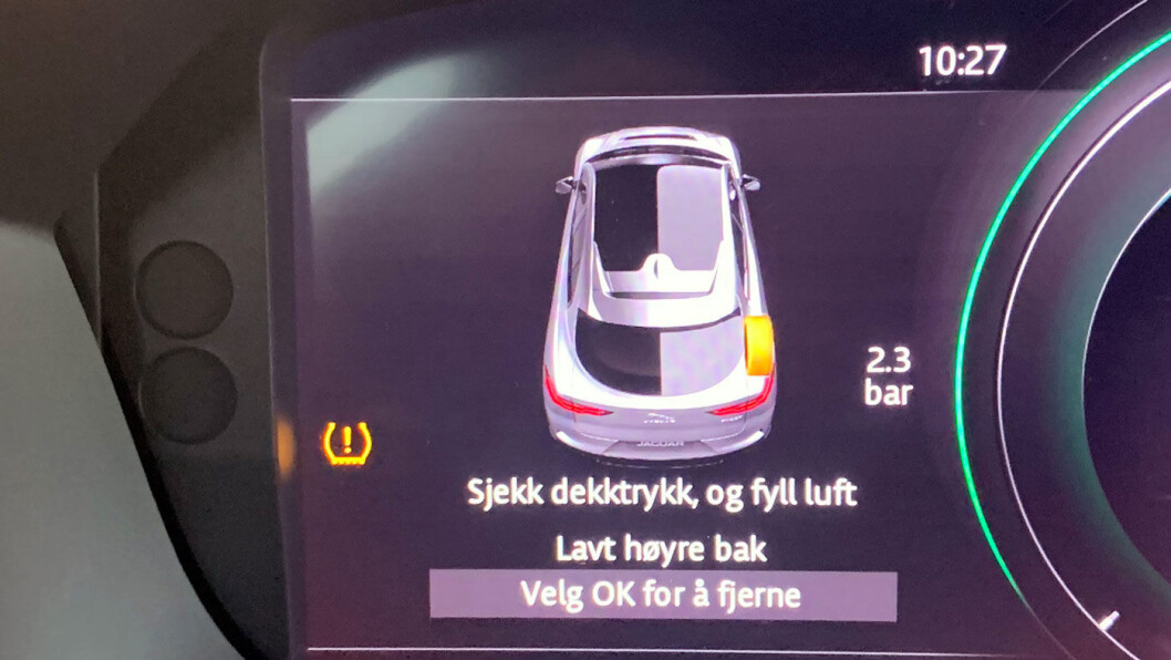 SJEKK TRYKKET: Hvis denne lampen lyser, så betyr det at det er endringer i dekktrykket ditt. I verste fall en punktering. Foto: NAF SJEKK TRYKKET: Hvis denne lampen lyser, så betyr det at det er endringer i dekktrykket ditt. I verste fall en punktering. Foto: NAF