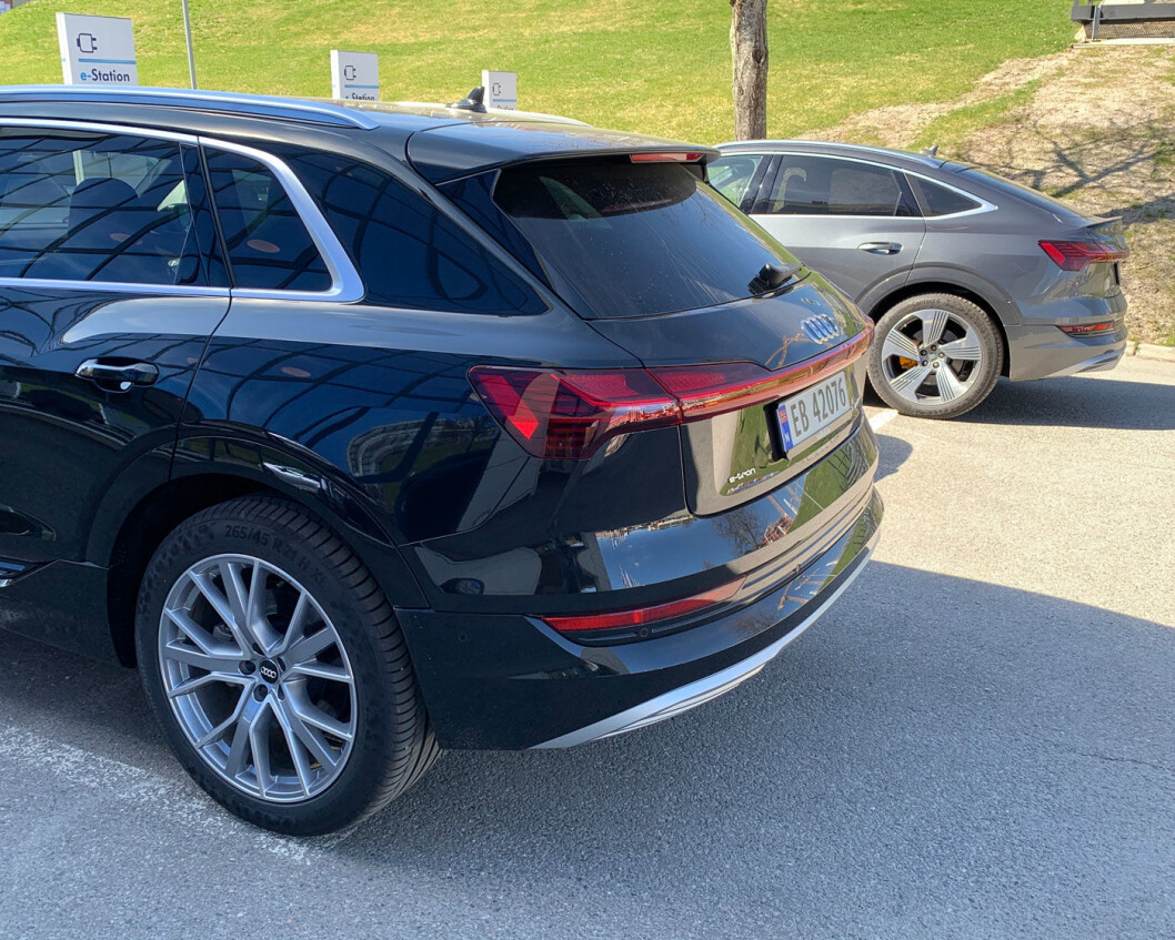 E-TRON ELLER E-TRON? Bakparti på en ordinær e-tron (nærmest) og e-tron Sportback. E-TRON ELLER E-TRON? Bakparti på en ordinær e-tron (nærmest) og e-tron Sportback.