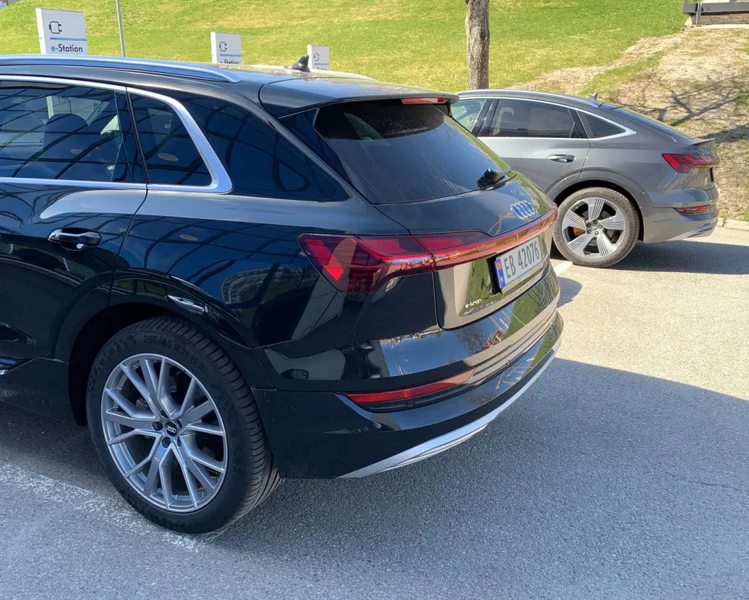 E-TRON ELLER E-TRON? Bakparti på en ordinær e-tron (nærmest) og e-tron Sportback. E-TRON ELLER E-TRON? Bakparti på en ordinær e-tron (nærmest) og e-tron Sportback.