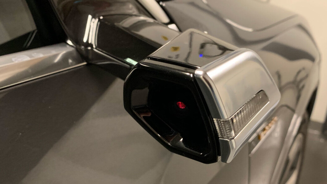 FORVIRRENDE: Vi venner oss ikke til kamerabaserte virtuelle speil på Audi-vis. FORVIRRENDE: Vi venner oss ikke til kamerabaserte virtuelle speil på Audi-vis.