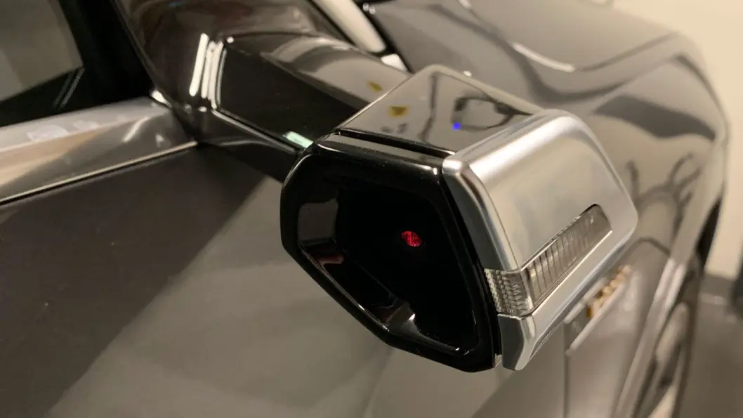 FORVIRRENDE: Vi venner oss ikke til kamerabaserte virtuelle speil på Audi-vis. FORVIRRENDE: Vi venner oss ikke til kamerabaserte virtuelle speil på Audi-vis.