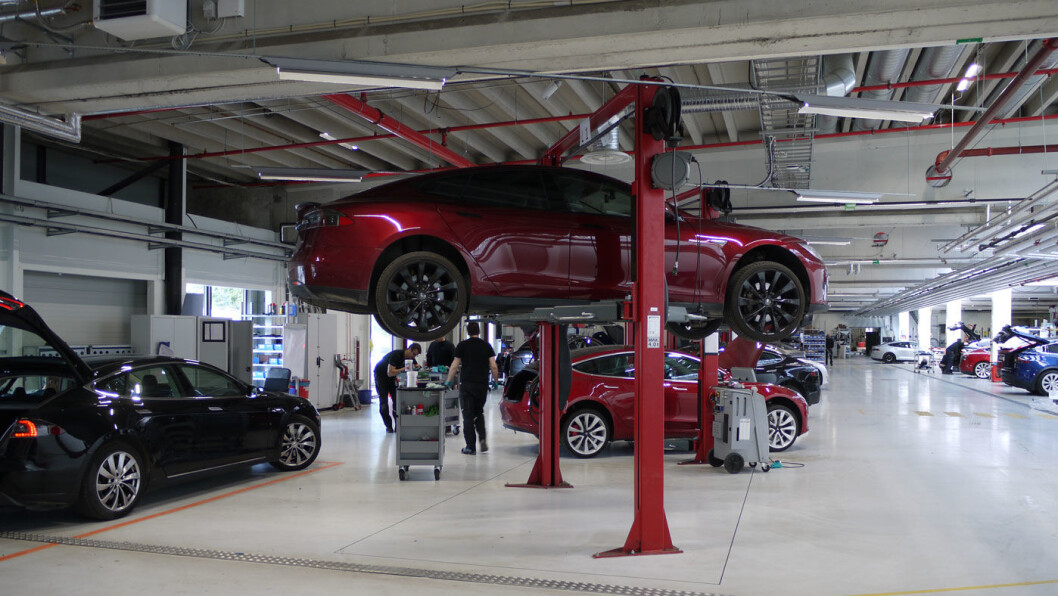 FLERE MANN TIL PUMPENE: Økt bemanning på stadig flere servicesentre, som dette på Karihaugen, har bidratt til et kraftig løft på Norsk Kundebarometer for Tesla. Foto: Pia Strømstad FLERE MANN TIL PUMPENE: Økt bemanning på stadig flere servicesentre, som dette på Karihaugen, har bidratt til et kraftig løft på Norsk Kundebarometer for Tesla. Foto: Pia Strømstad