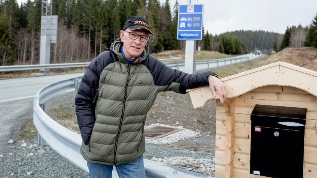BOMFRI POST: Postkassen sto på den andre siden av bomstasjonen. Men den har Jan Sverre Mortensen fått lov å flytte. Foto: Sveinung Uddu Ystad BOMFRI POST: Postkassen sto på den andre siden av bomstasjonen. Men den har Jan Sverre Mortensen fått lov å flytte. Foto: Sveinung Uddu Ystad