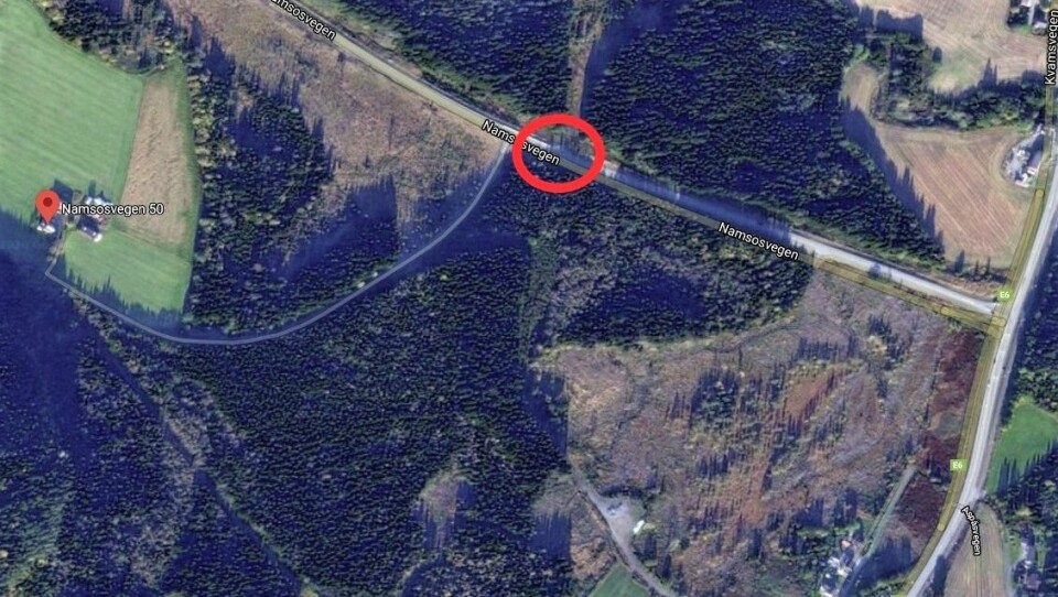 PLASSERINGEN: Bomstasjonen (rød sirkel) er plassert like før innkjøringen til Jan Sverre, som bor på gården med den røde markeringen. Hadde bomstasjonen vært satt opp etter avkjøringen, ville han og kona sluppet bompenger. Foto: Google
