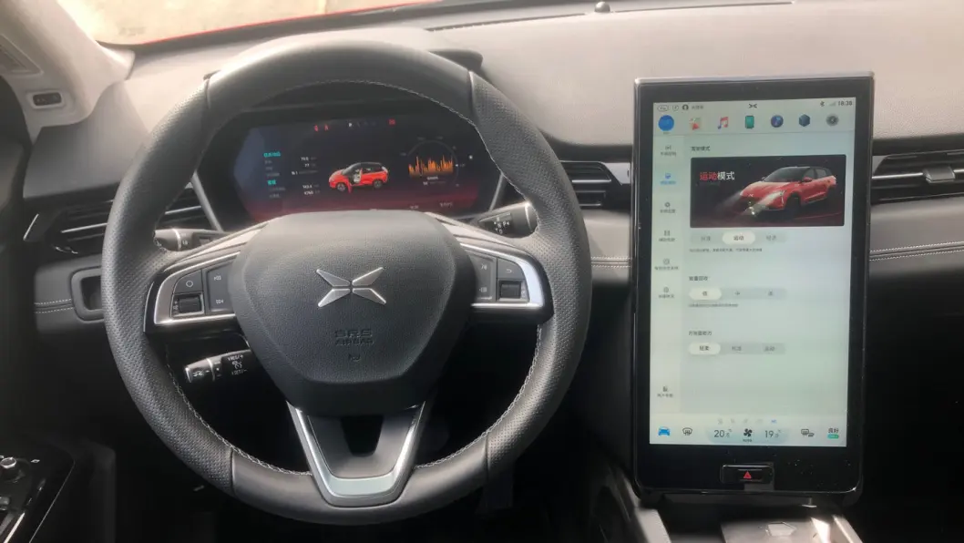 TESLA-LOOK: Instrumentpanelet er nærmest en blåkopi av det du finner i Tesla Model S og X. TESLA-LOOK: Instrumentpanelet er nærmest en blåkopi av det du finner i Tesla Model S og X.