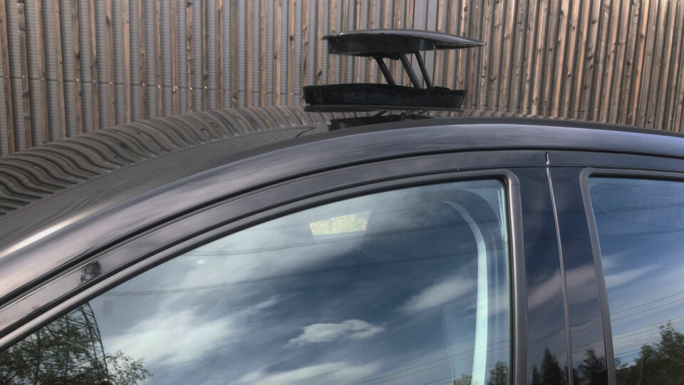 KAMERA: Boksen på taket inneholder et 360 graders kamera som blant annet kan vise omgivelsene mens du kjører og som kan ta bilde av deg utenfor bilen.