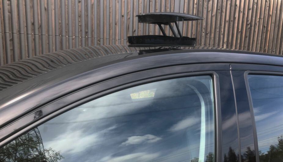 KAMERA: Boksen på taket inneholder et 360 graders kamera som blant annet kan vise omgivelsene mens du kjører og som kan ta bilde av deg utenfor bilen. Men det kan ikke kombineres med takstativ.