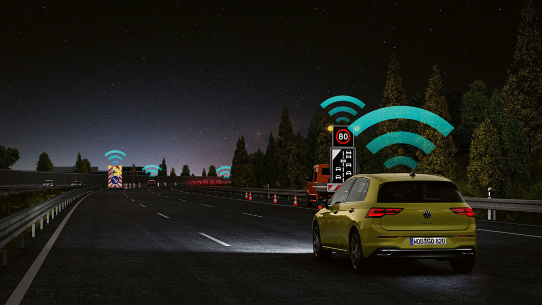 RULLENDE DATAMASKIN: Nye Golf er mye mer data-tung enn forrige generasjon, blant annet med teknologien Car2X der bilen varsles via et nettbasert system med informasjon om situasjoner fra andre bilers systemer, nødetater eller trafikkstasjoner. RULLENDE DATAMASKIN: Nye Golf er mye mer data-tung enn forrige generasjon, blant annet med teknologien Car2X der bilen varsles via et nettbasert system med informasjon om situasjoner fra andre bilers systemer, nødetater eller trafikkstasjoner.