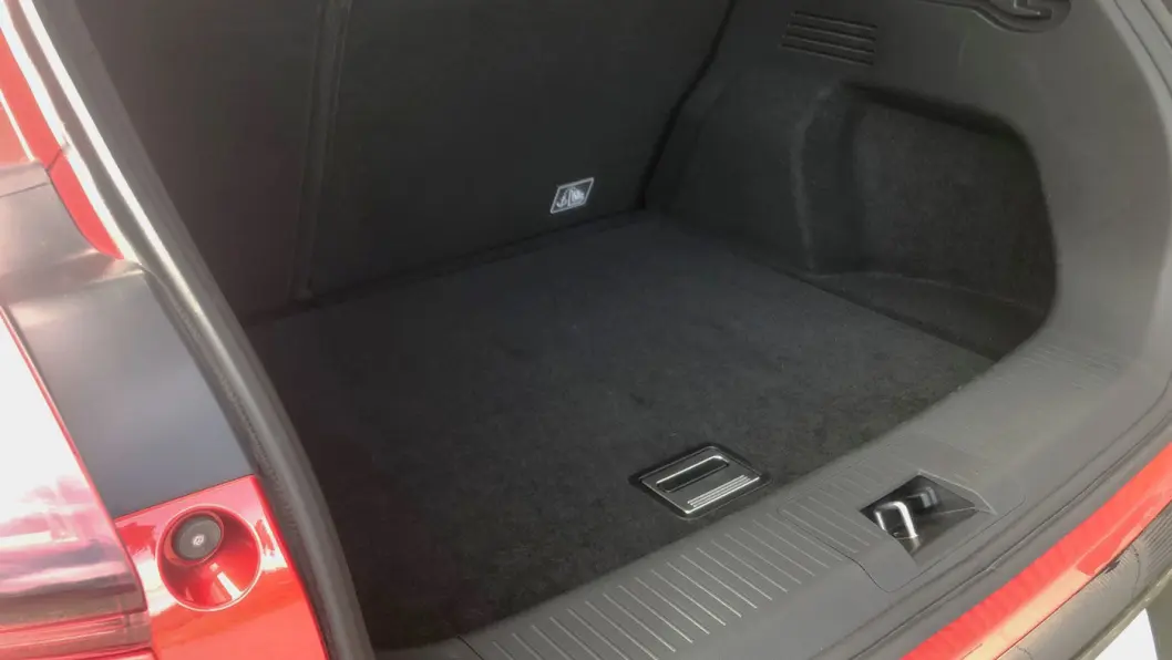 OK PLASS: Bagasjerommet har volum på 390 liter, men oppleves faktisk romsligere. Den har dessverre ikke «Frunk», altså bagasjerom under panseret. OK PLASS: Bagasjerommet har volum på 390 liter, men oppleves faktisk romsligere. Den har dessverre ikke «Frunk», altså bagasjerom under panseret.